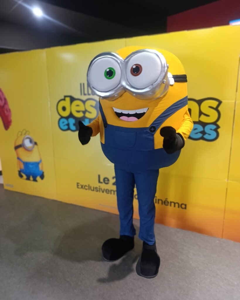 Mascotte jaune en animation lors d’un événement en Gironde